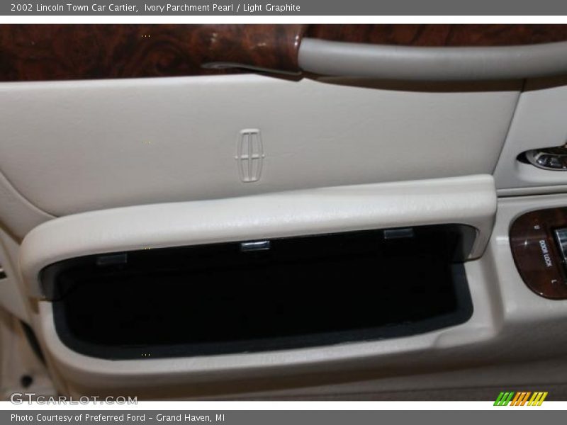 Ivory Parchment Pearl / Light Graphite 2002 Lincoln Town Car Cartier