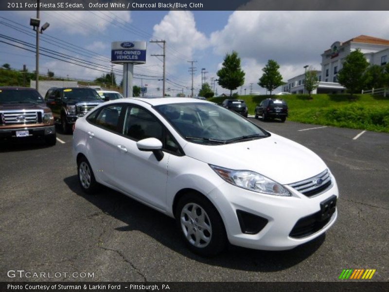 Oxford White / Charcoal Black/Blue Cloth 2011 Ford Fiesta SE Sedan