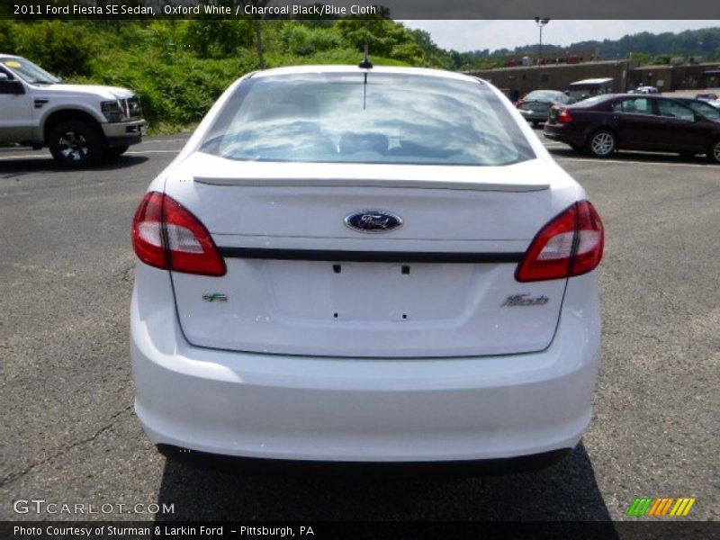 Oxford White / Charcoal Black/Blue Cloth 2011 Ford Fiesta SE Sedan