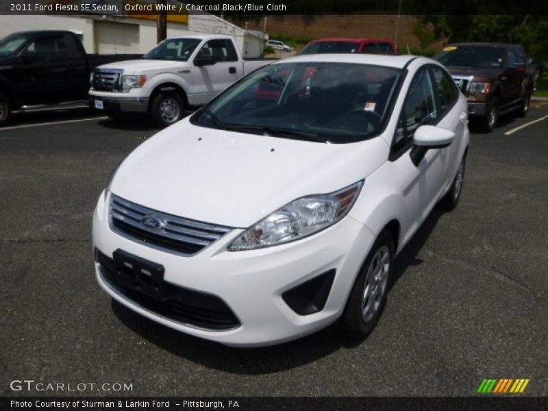 Oxford White / Charcoal Black/Blue Cloth 2011 Ford Fiesta SE Sedan