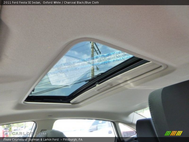 Oxford White / Charcoal Black/Blue Cloth 2011 Ford Fiesta SE Sedan