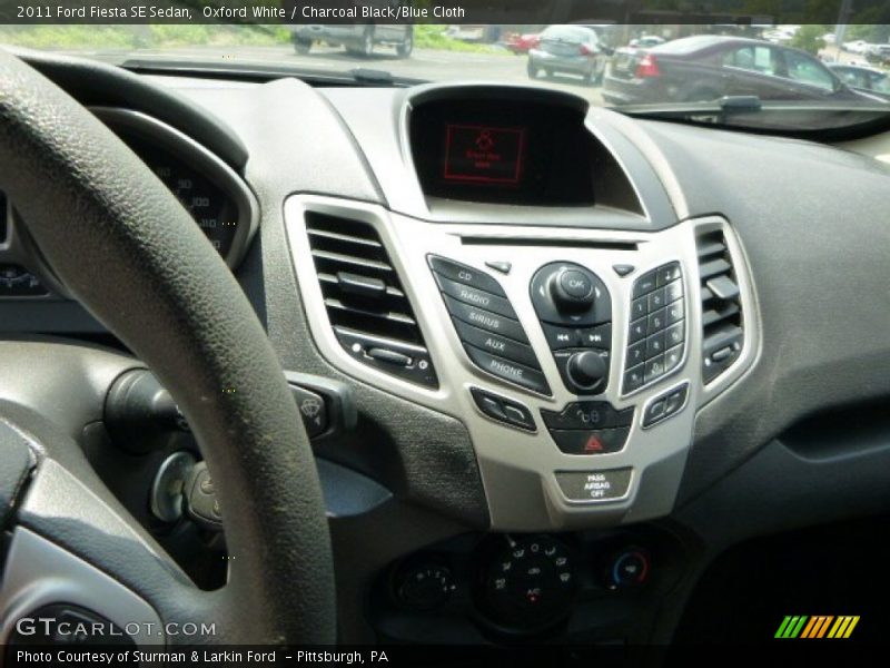 Oxford White / Charcoal Black/Blue Cloth 2011 Ford Fiesta SE Sedan