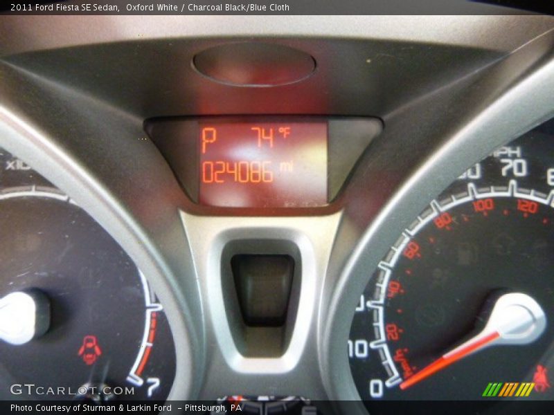 Oxford White / Charcoal Black/Blue Cloth 2011 Ford Fiesta SE Sedan
