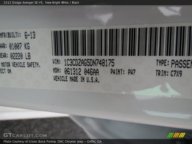 New Bright White / Black 2013 Dodge Avenger SE V6