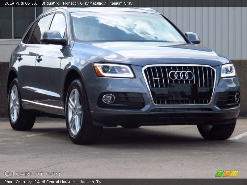 Front 3/4 View of 2014 Q5 3.0 TDI quattro