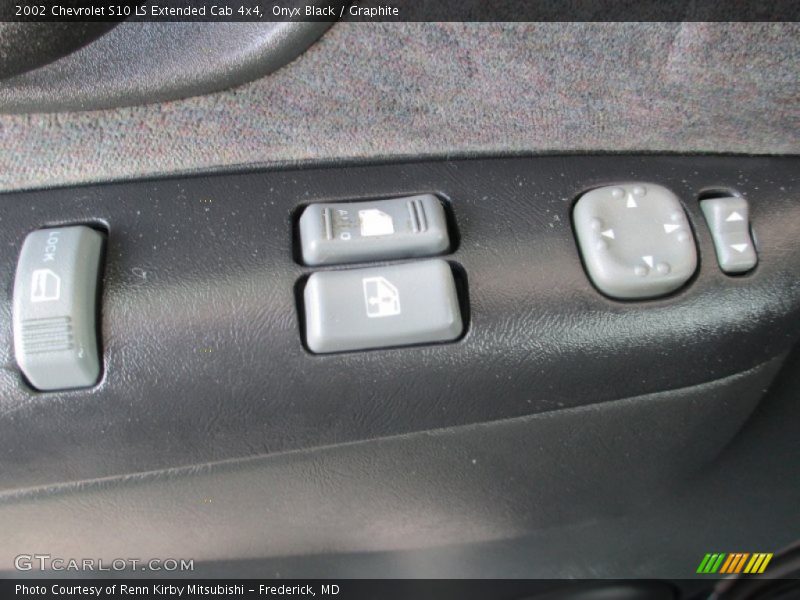 Onyx Black / Graphite 2002 Chevrolet S10 LS Extended Cab 4x4