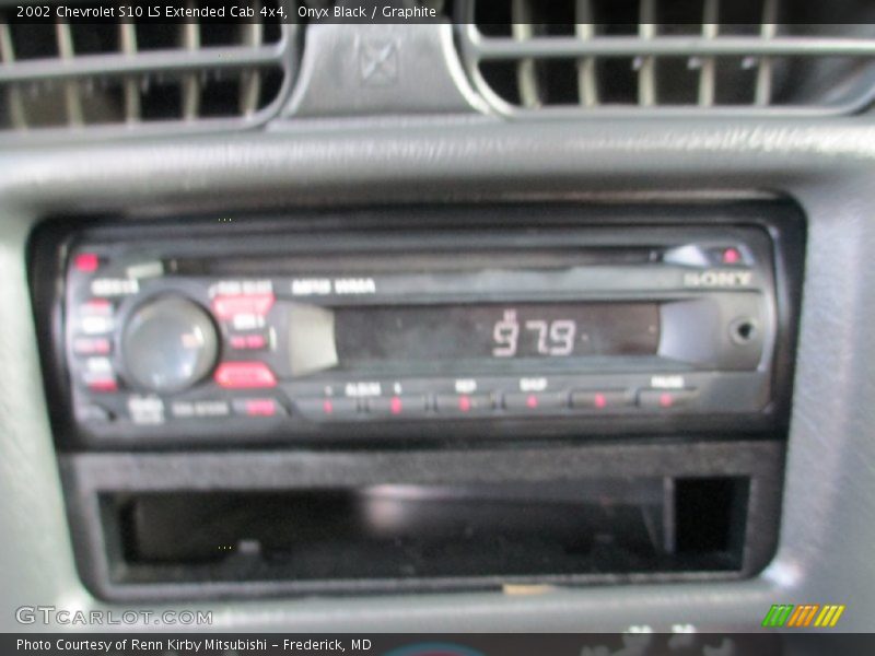 Onyx Black / Graphite 2002 Chevrolet S10 LS Extended Cab 4x4