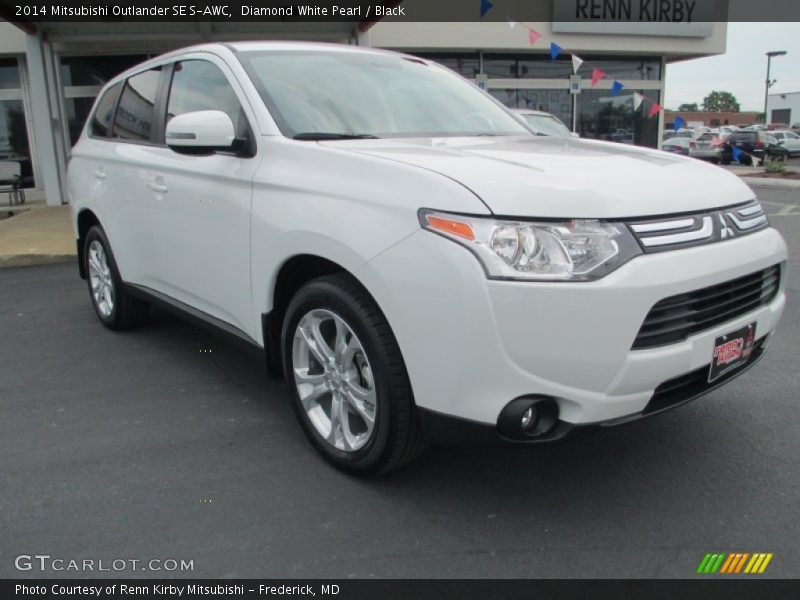 Diamond White Pearl / Black 2014 Mitsubishi Outlander SE S-AWC