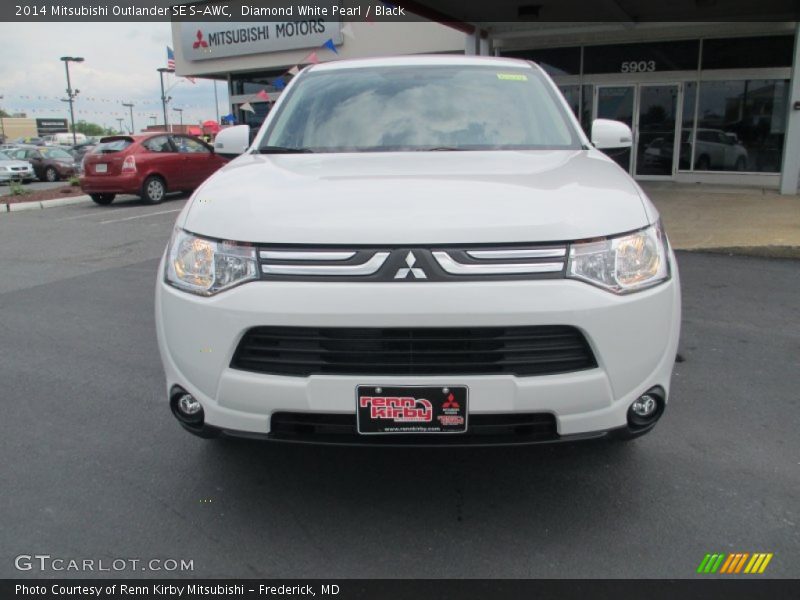 Diamond White Pearl / Black 2014 Mitsubishi Outlander SE S-AWC