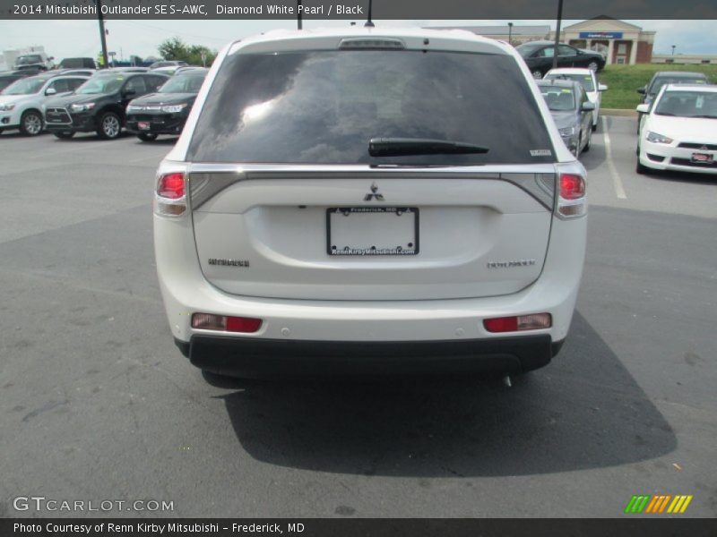 Diamond White Pearl / Black 2014 Mitsubishi Outlander SE S-AWC