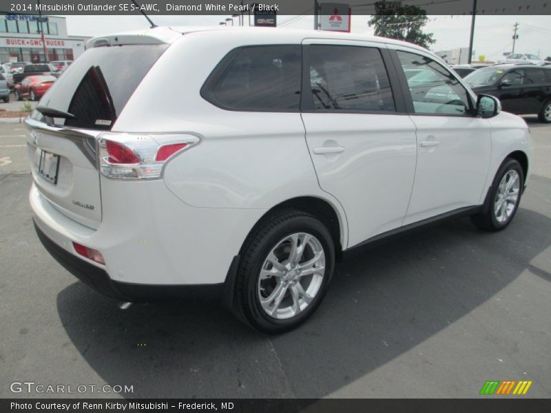 Diamond White Pearl / Black 2014 Mitsubishi Outlander SE S-AWC