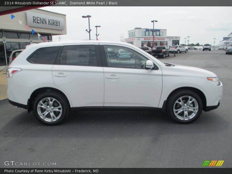 Diamond White Pearl / Black 2014 Mitsubishi Outlander SE S-AWC