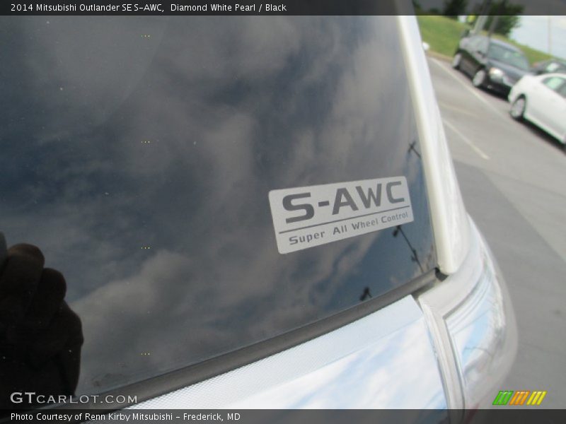 Diamond White Pearl / Black 2014 Mitsubishi Outlander SE S-AWC