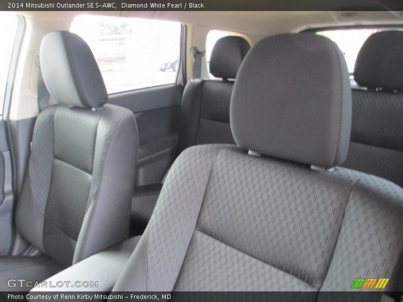 Diamond White Pearl / Black 2014 Mitsubishi Outlander SE S-AWC