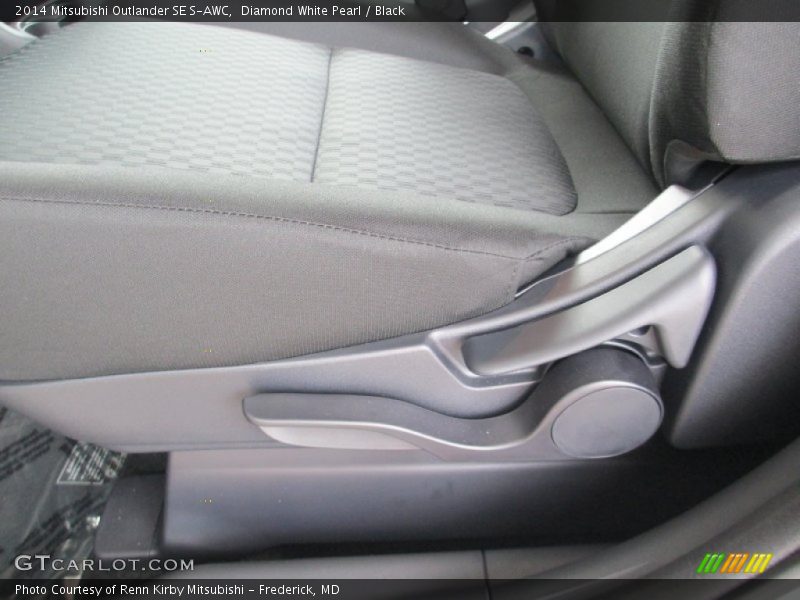 Diamond White Pearl / Black 2014 Mitsubishi Outlander SE S-AWC