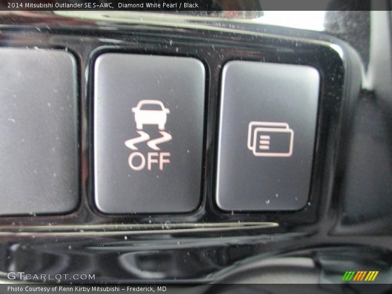 Diamond White Pearl / Black 2014 Mitsubishi Outlander SE S-AWC