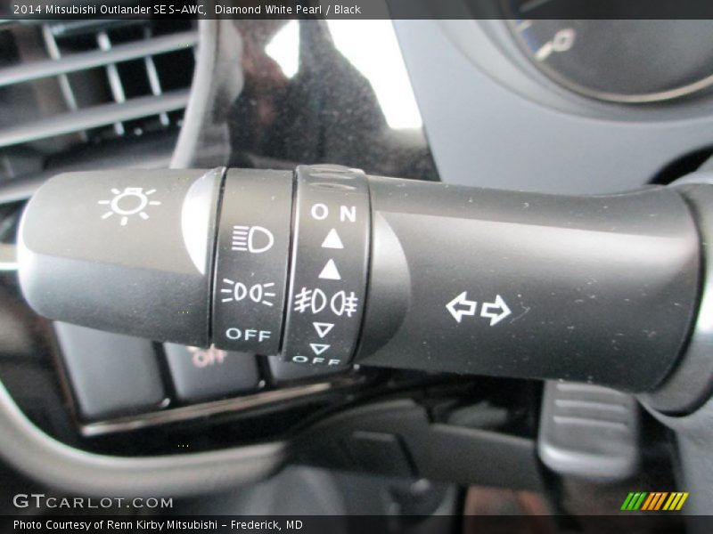 Diamond White Pearl / Black 2014 Mitsubishi Outlander SE S-AWC