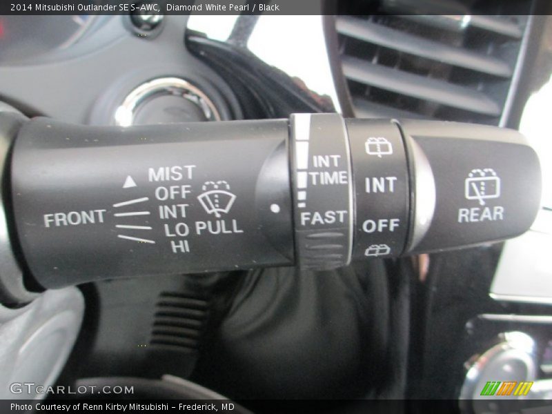 Diamond White Pearl / Black 2014 Mitsubishi Outlander SE S-AWC