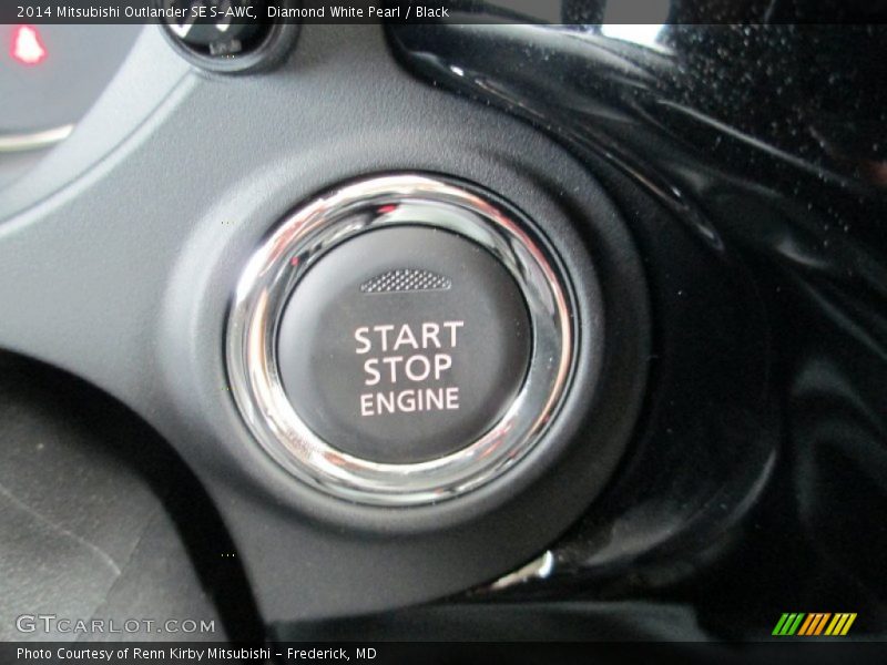 Diamond White Pearl / Black 2014 Mitsubishi Outlander SE S-AWC