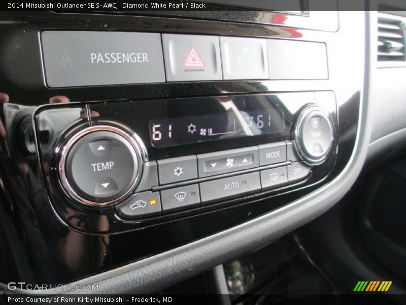 Diamond White Pearl / Black 2014 Mitsubishi Outlander SE S-AWC