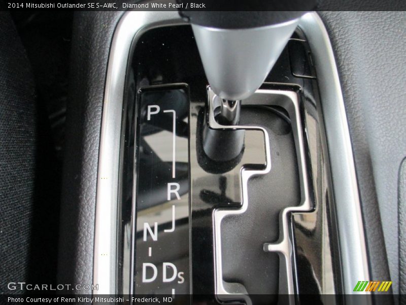 Diamond White Pearl / Black 2014 Mitsubishi Outlander SE S-AWC