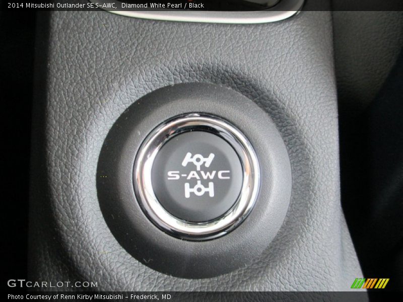 Diamond White Pearl / Black 2014 Mitsubishi Outlander SE S-AWC