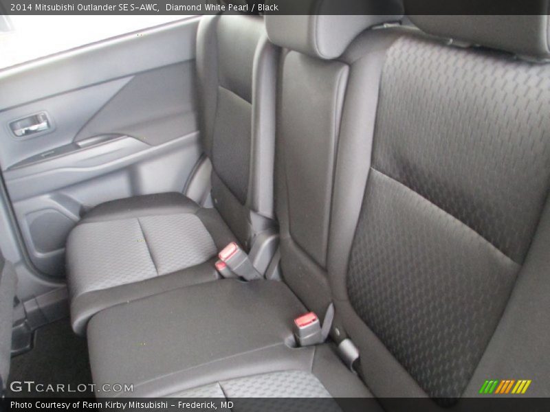 Diamond White Pearl / Black 2014 Mitsubishi Outlander SE S-AWC