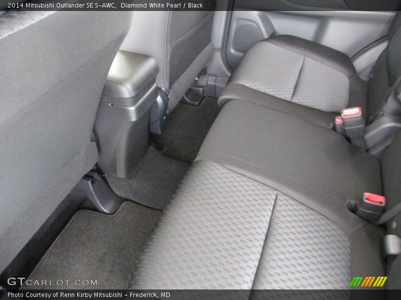 Diamond White Pearl / Black 2014 Mitsubishi Outlander SE S-AWC