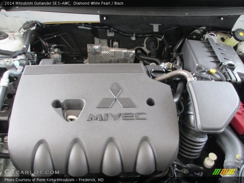 Diamond White Pearl / Black 2014 Mitsubishi Outlander SE S-AWC