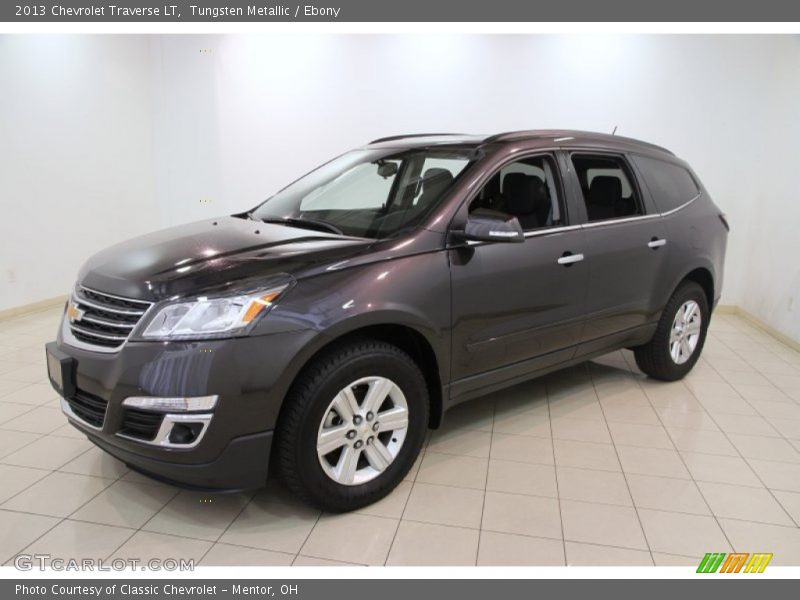 Front 3/4 View of 2013 Traverse LT