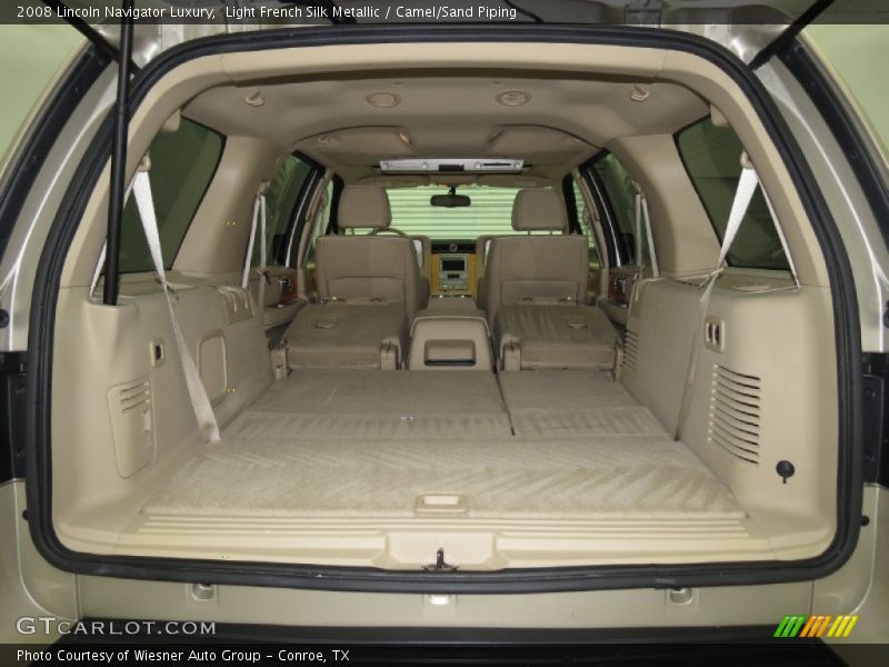  2008 Navigator Luxury Trunk