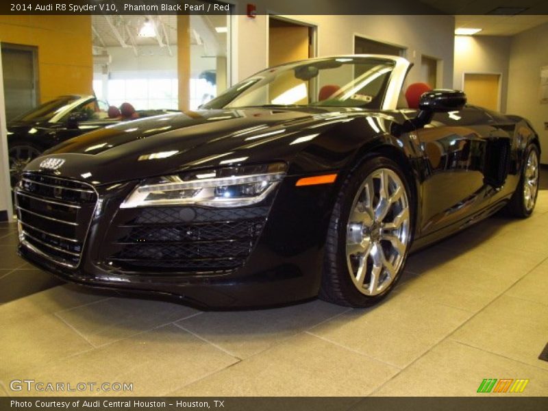 Front 3/4 View of 2014 R8 Spyder V10