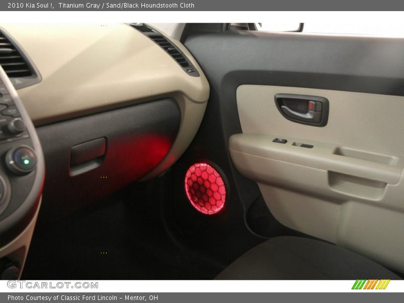 Titanium Gray / Sand/Black Houndstooth Cloth 2010 Kia Soul !