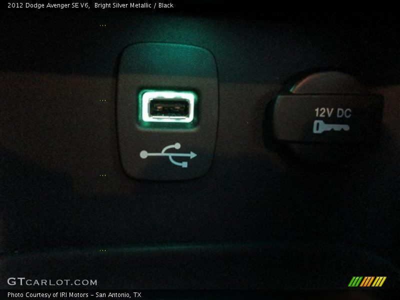 Bright Silver Metallic / Black 2012 Dodge Avenger SE V6