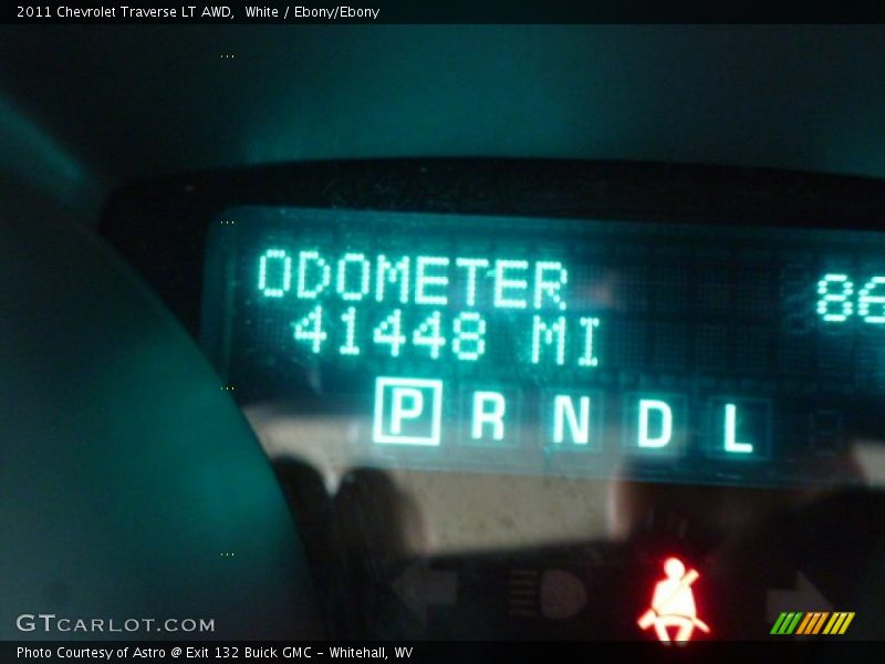 White / Ebony/Ebony 2011 Chevrolet Traverse LT AWD