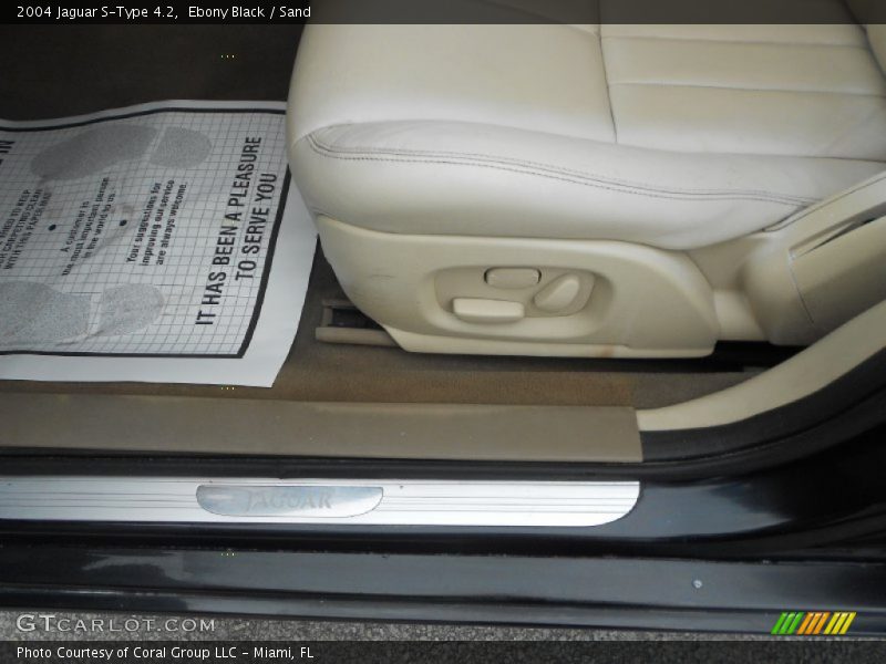 Ebony Black / Sand 2004 Jaguar S-Type 4.2