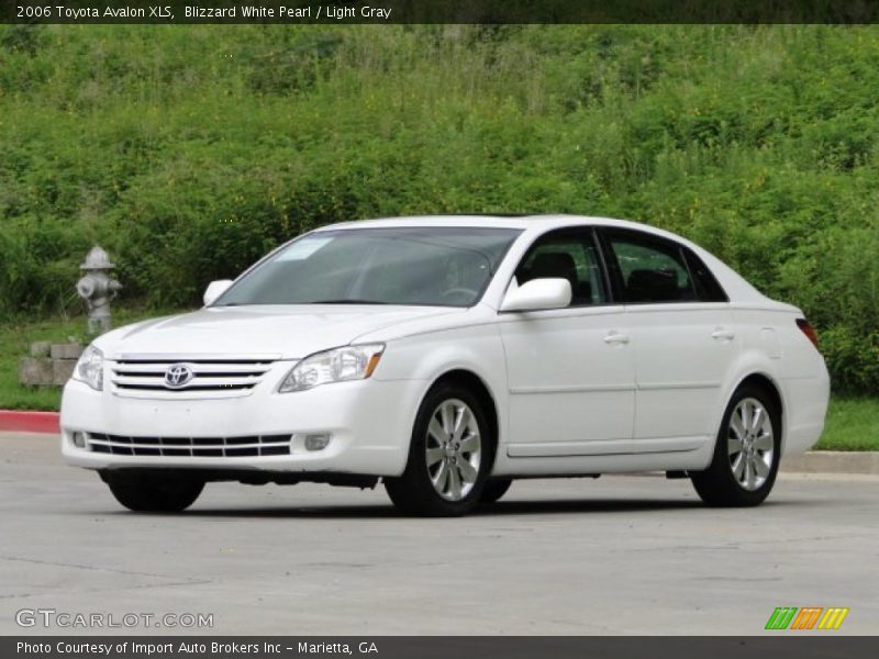 Front 3/4 View of 2006 Avalon XLS