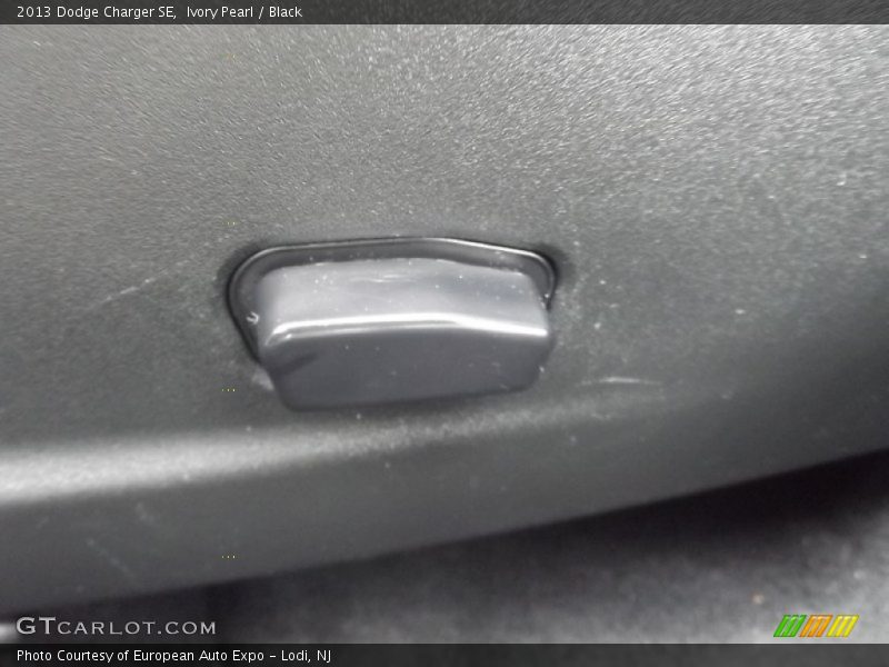Ivory Pearl / Black 2013 Dodge Charger SE