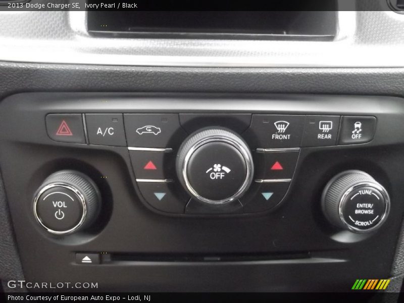 Ivory Pearl / Black 2013 Dodge Charger SE