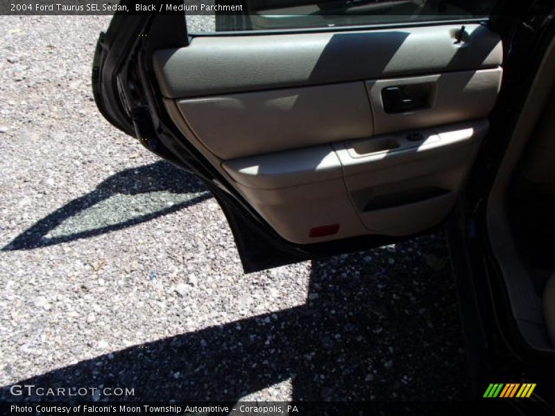 Black / Medium Parchment 2004 Ford Taurus SEL Sedan
