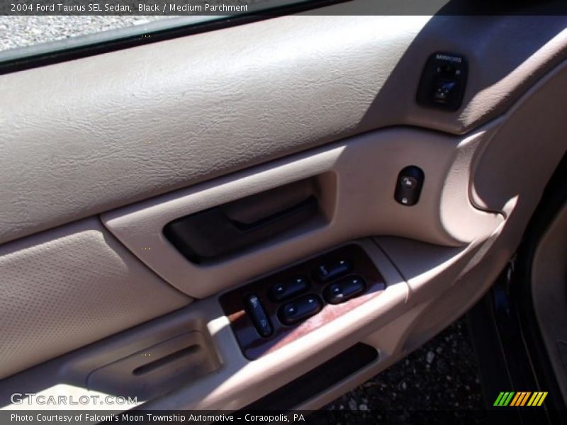 Black / Medium Parchment 2004 Ford Taurus SEL Sedan