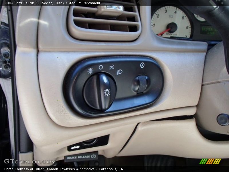 Black / Medium Parchment 2004 Ford Taurus SEL Sedan