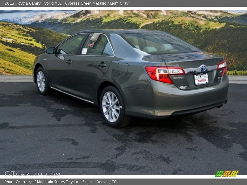 Cypress Green Metallic / Light Gray 2013 Toyota Camry Hybrid XLE