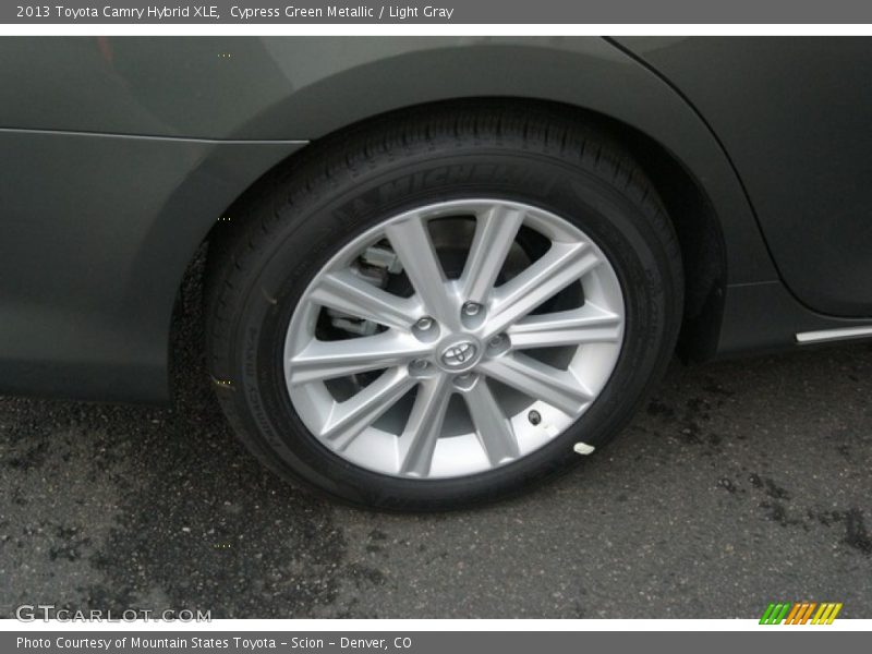 Cypress Green Metallic / Light Gray 2013 Toyota Camry Hybrid XLE