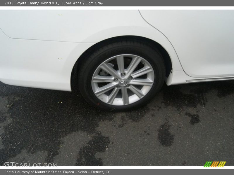 Super White / Light Gray 2013 Toyota Camry Hybrid XLE