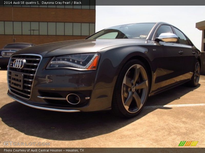 Front 3/4 View of 2014 S8 quattro S