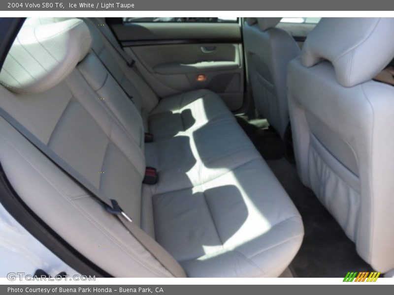 Ice White / Light Taupe 2004 Volvo S80 T6