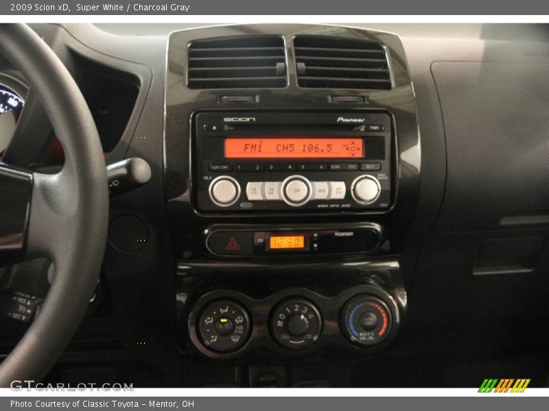 Super White / Charcoal Gray 2009 Scion xD