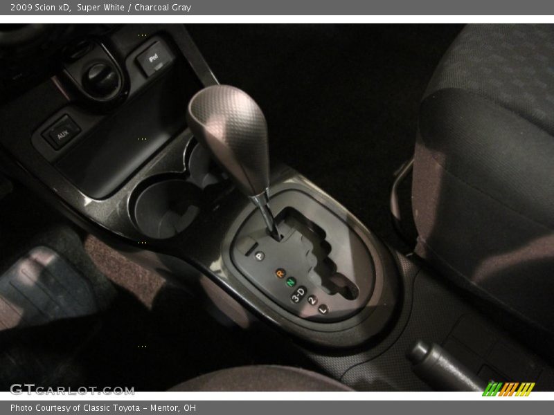 Super White / Charcoal Gray 2009 Scion xD