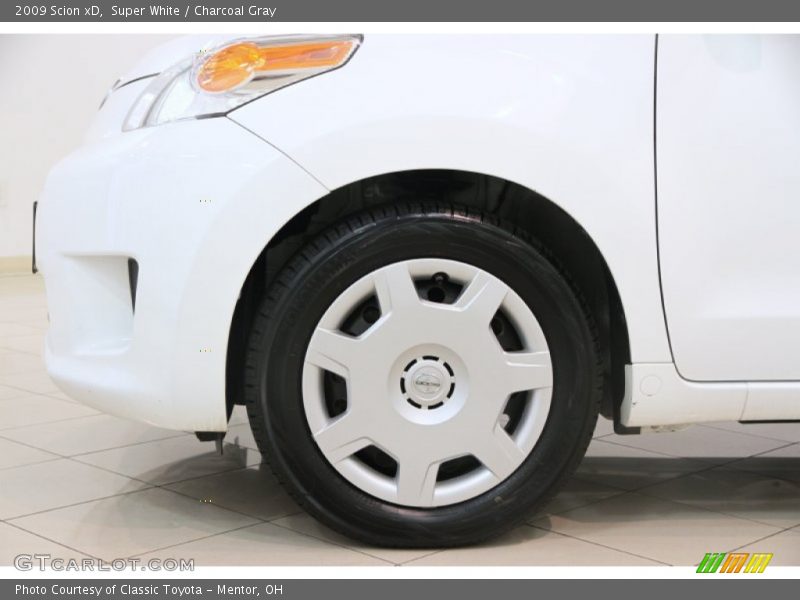 Super White / Charcoal Gray 2009 Scion xD